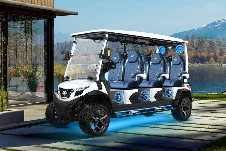 Белый ТРОЙКА Evolution XT6 у дома на берегу озера