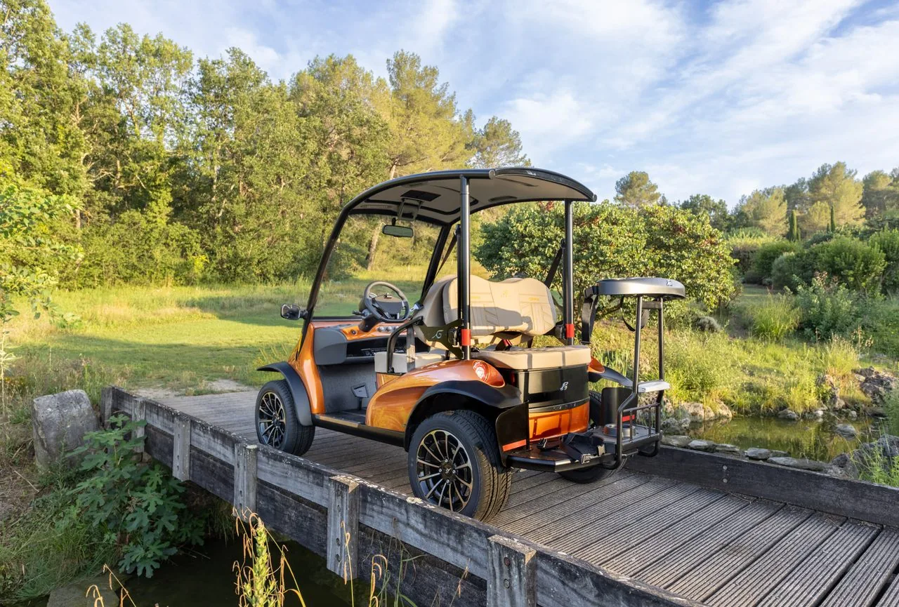 Garia Golf OFF-X с увеличенным клиренсом на деревянном мостике