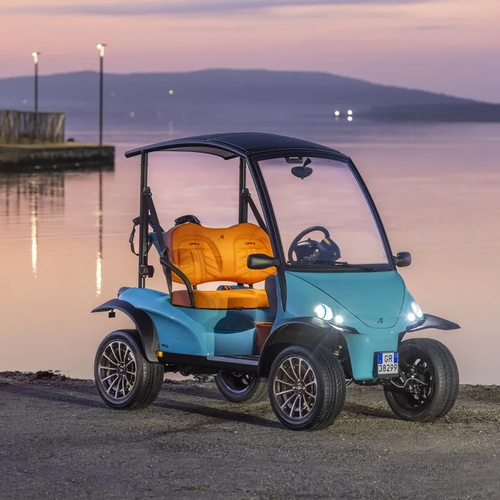 Garia Monaco OFF-X с включёнными фарами на берегу на закате